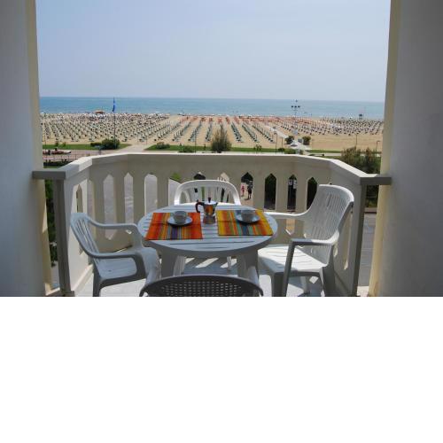 Cozy Seafront Studio Apartment with terrace - By Beahost Rentals