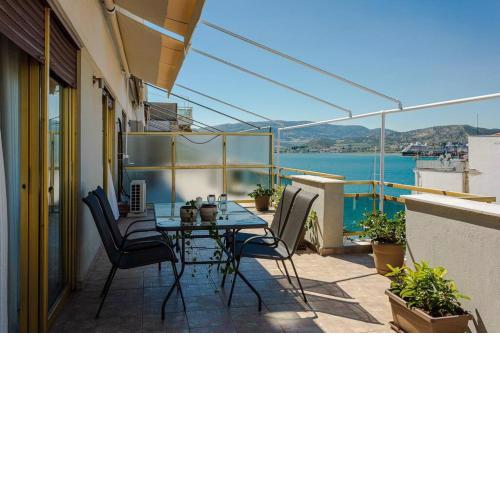 Cozy seaside penthouse with sea & mountain view.
