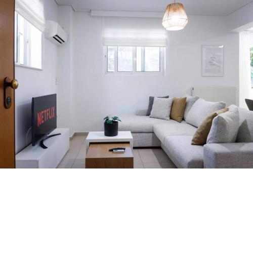 Cozy Stay in Glyfada with WiFi, Garden, Parking