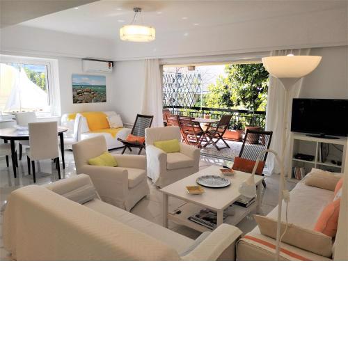 Cozy Three Bedroom Apartment in Varkiza