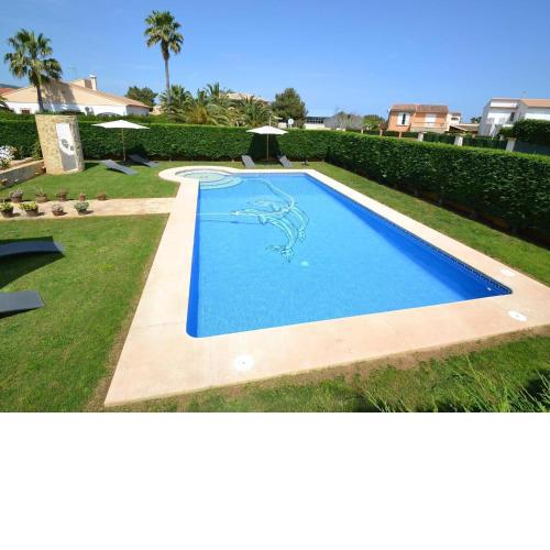 Cozy villa for 8 people with pool located near the sandy beach