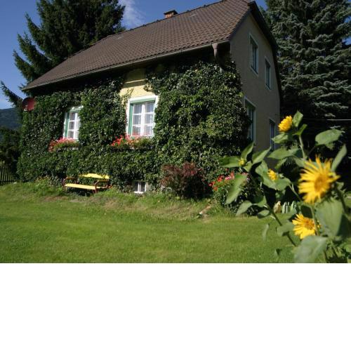 Cozy vintage holiday home near the ski area in Scheifling