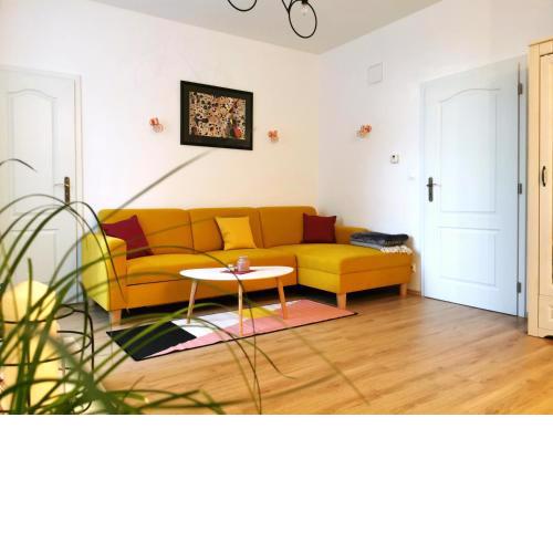 CozyHome The Castle Apartment - Spacious, quiet, high ceiling
