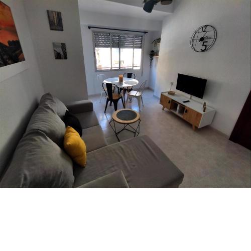 COZY&SUNNY FLAT NEAR DOWNTOWN! LOCAL NEIGHBORHOOD!