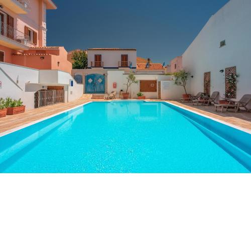 Cristal Blu Mono 3 With Shared Pool
