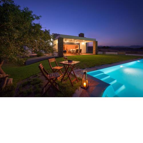 CRISTELIA SEAFRONT & POOL VILLA