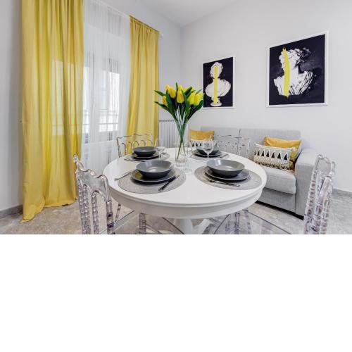 CRYSTAL TREVI FOUNTAIN - romedreamhome