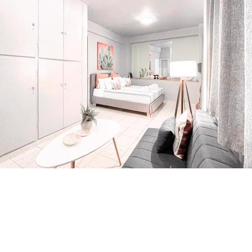 Cute 1BR Apt with Balcony in the Heart of the City