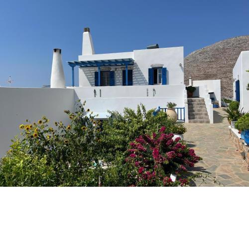 Cycladic house in rural surrounding 2