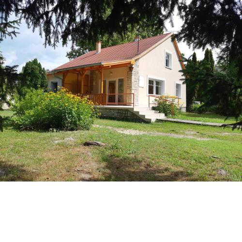 Damjanich Home close to the lake