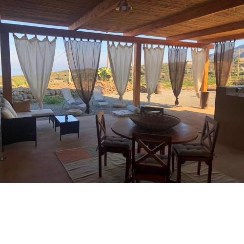 Dammuso Rekhale con vista mare