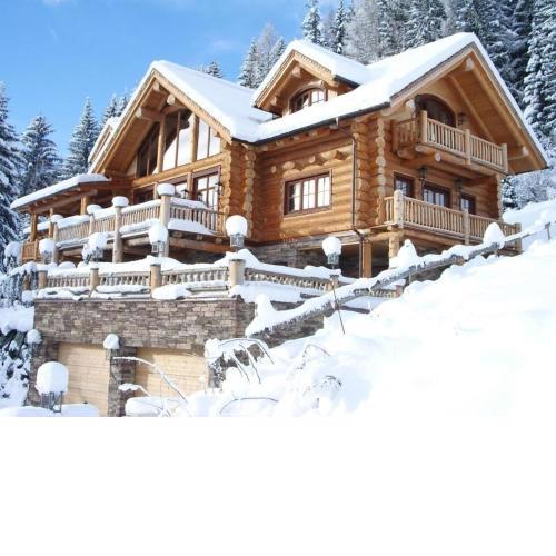 Das Chalet liegt hoch in der Österreichische Alpen in einem Waldgebiet neben der Liftstation