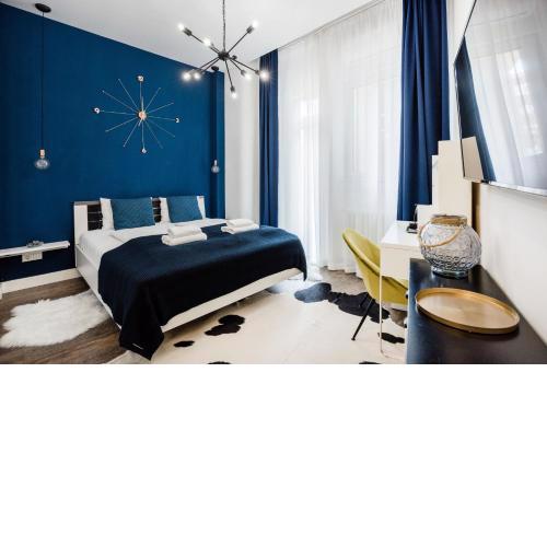 De Luxe Studio with Balcony in the Absolute Center