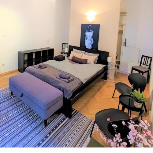 Deco House - Huge central two bedroom