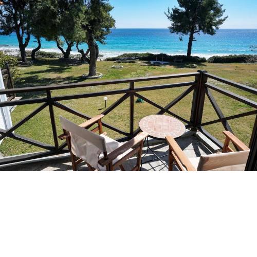 Delfini Villa, beachfront 2-bdrm maisonette