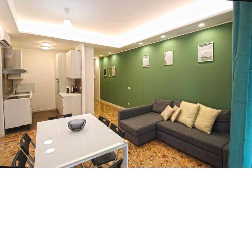 Delicious 2 Bed Room Apartment and Garden by YH