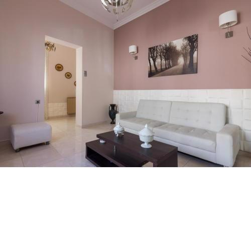 Delightful 2 bedroom flat next to Mikrolimano