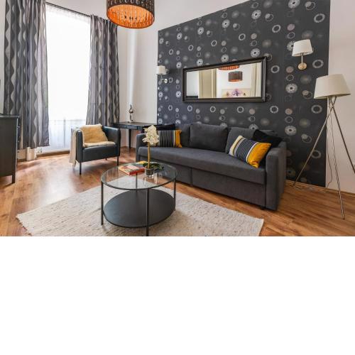 Deluxe Bella Home next to the New York Café