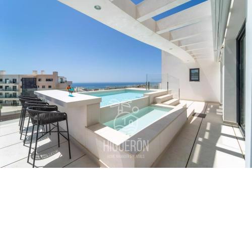 Deluxe Penthouse.Spectacular seaviews.Private Pool