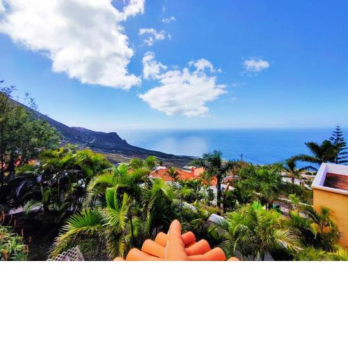 Deluxe suite with direct view of the Atlantic Ocean, pool