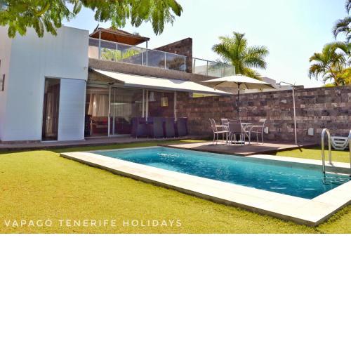 Deluxe Villa with private pool heater El Duque