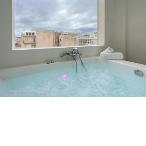 Dema's Luxury Suites (E8)