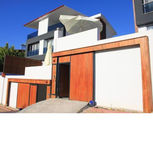 Deniz ve orman manzaralı müstakil villa