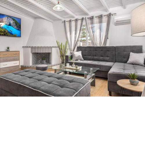 Dennis City Center Elegant Apartment (2)