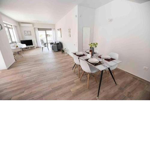 Design Apartment with swimming pool near the beach (A1)