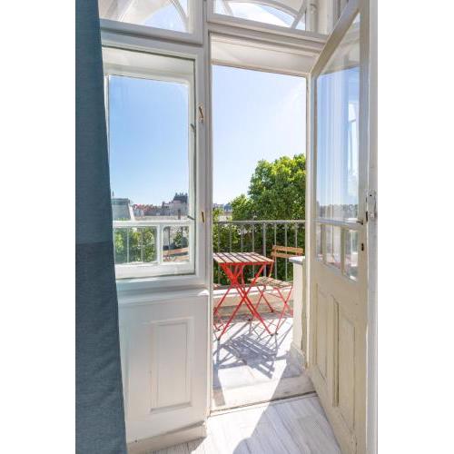 Designer Apartment on the Budapest Broadway w 2BR and Panorama Balcony (Nm8J)