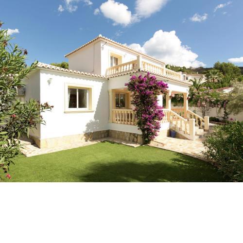Detached three bedroom villa with pool surrounded by large garden in Moraira