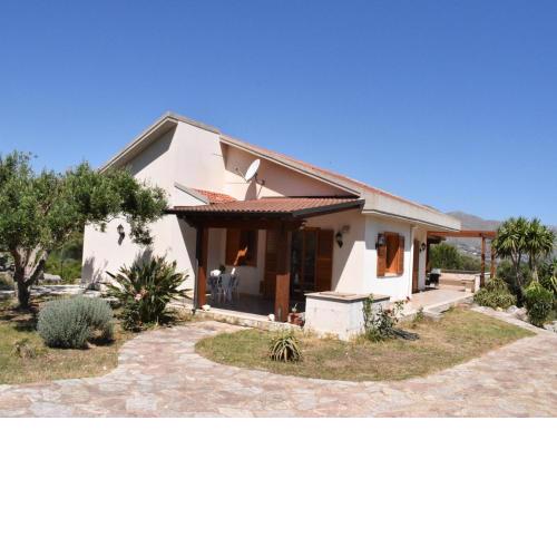 Detached villa located in a residential area a few kilometers from the sea