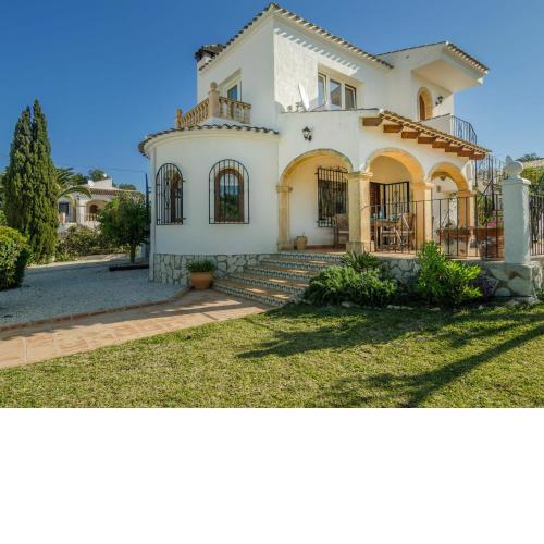 Detached villa with enclosed garden and private pool in Javea