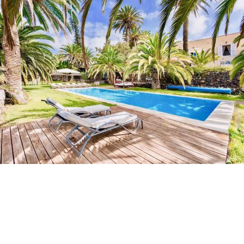Detached Villa with garden, heated and private pool, sea view, parking
