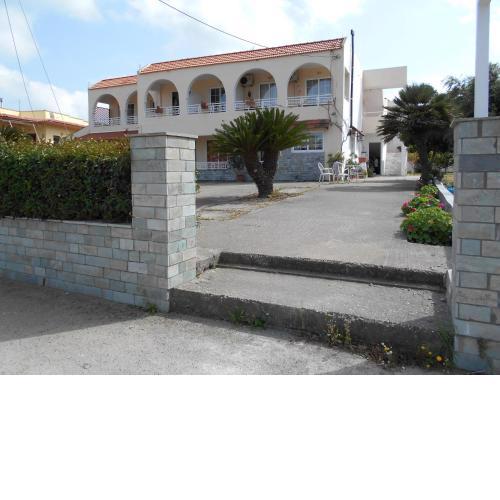 Dimitris studios & apartments