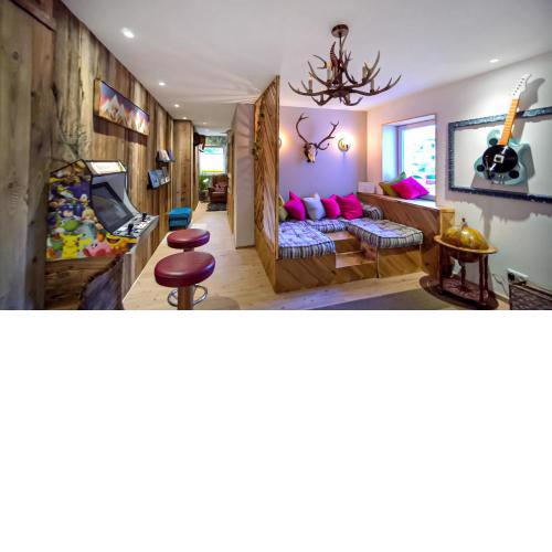 DMG - 'Funky First Floor' Unique Mountain Apartment