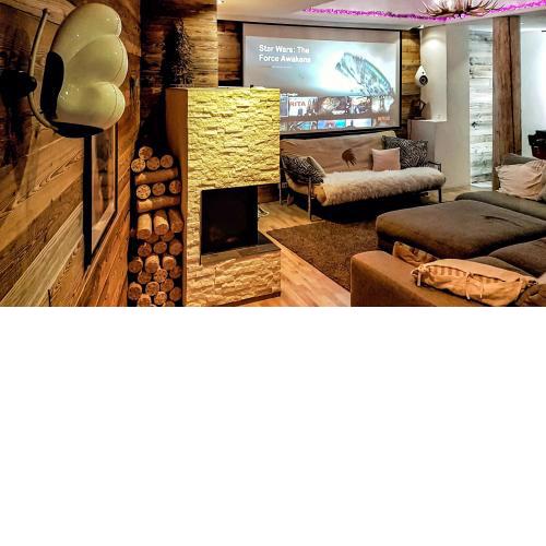 DMG - 'Large, Luxurious Ground Floor' Apartment