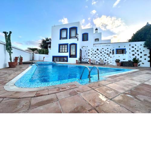 Doble clásica con desayuno, Wifi y hermosa piscina en Yaiza