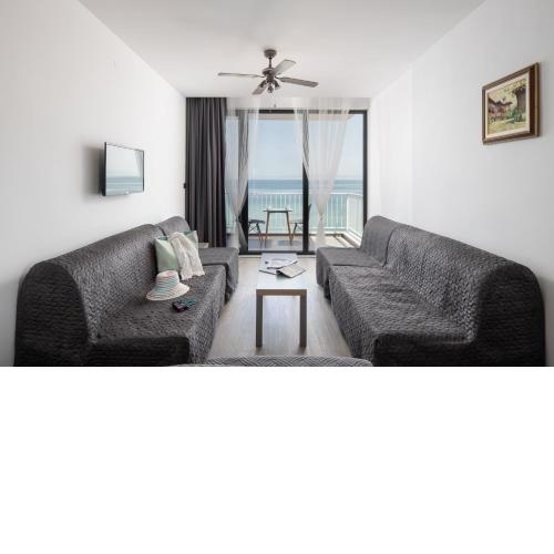 Dodo's Luxury Seaview Studios