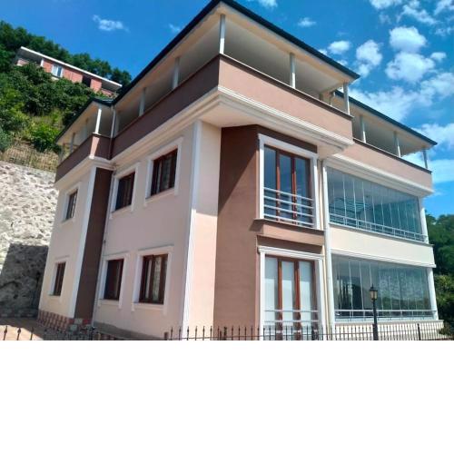 Doğa ve deniz manzaralı her yanı yeşillik villa