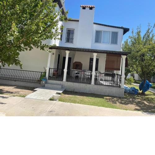 Doğakent sitesinde denize sıfır villa