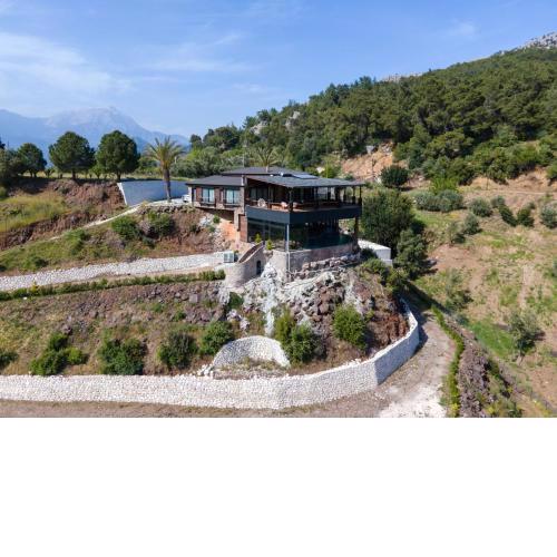 Doğanın içinde lüks bir villa