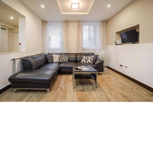 Dolly's Duplex Home with Free NETFLIX