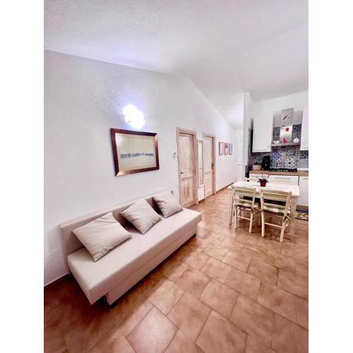 DOMUS HENRICUS -THREEROOM APARTMENT IN PORTO POLLO 400 Meters from the sea