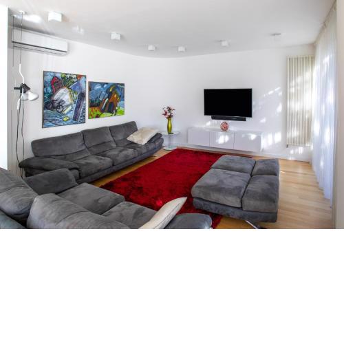 Donatella Home