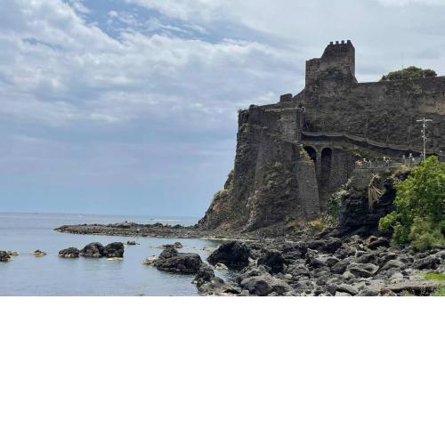 donna serena Aci Castello
