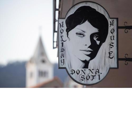 Donna Sofi Holiday House