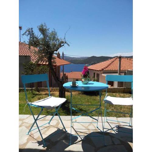 Dora's House comfortable apartment with a yard and view