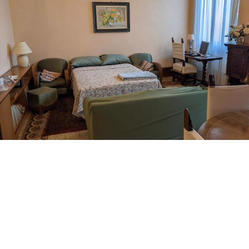 Double bedroom in Beautiful 30's style apartment