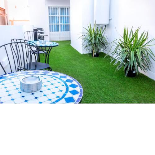 Downtown Apartment (3 bedrooms, 2 bathrooms, wifi)
